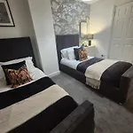 Elegant Flat In - Sleeps 8 - Garden Apartment *