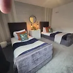Elegant Flat In - Sleeps 8 - Garden Apartment *