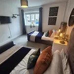 Apartment Elegant Flat In - Sleeps 8 - Garden