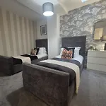 Elegant Flat In - Sleeps 8 - Garden Apartment *