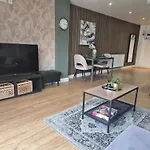 Apartment Elegant Flat In - Sleeps 8 - Garden