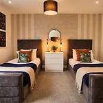 Апартаменты Elegant Flat In - Sleeps 8 - Garden *