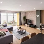Апартаменты Elegant Flat In - Sleeps 8 - Garden *