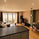Elegant Flat In - Sleeps 8 - Garden