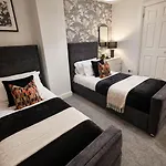 Апартаменти Elegant Flat In - Sleeps 8 - Garden