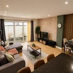 Elegant Flat In - Sleeps 8 - Garden Апартаменты