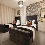 Elegant Flat In - Sleeps 8 - Garden *