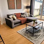 Elegant Flat In - Sleeps 8 - Garden Апартаменти *