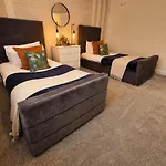 Апартаменты Elegant Flat In - Sleeps 8 - Garden *