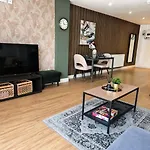 Elegant Flat In - Sleeps 8 - Garden *