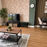 Elegant Flat In - Sleeps 8 - Garden *