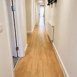 Апартаменты Elegant Flat In - Sleeps 8 - Garden
