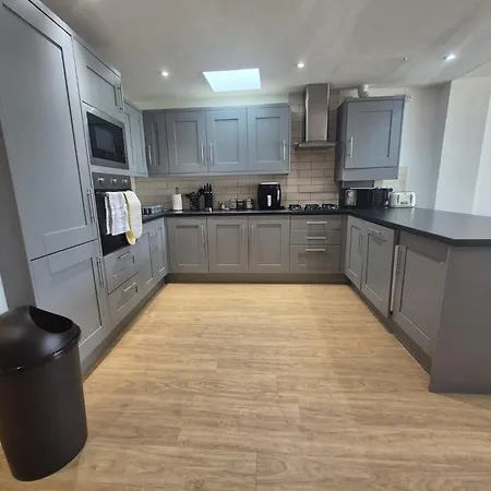 Elegant Flat In - Sleeps 8 - Garden דירה *