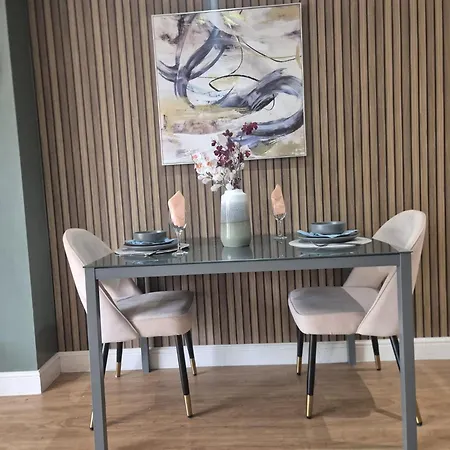 Elegant Flat In - Sleeps 8 - Garden