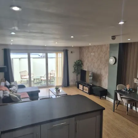 דירה Elegant Flat In - Sleeps 8 - Garden בריסטול