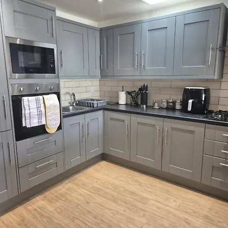 Elegant Flat In - Sleeps 8 - Garden *