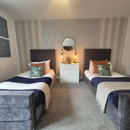 Elegant Flat In - Sleeps 8 - Garden