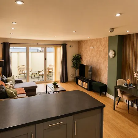 Elegant Flat In - Sleeps 8 - Garden